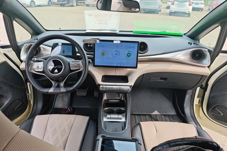Used BYD Dolphin 2023 420 km Fashion Edition Center Console