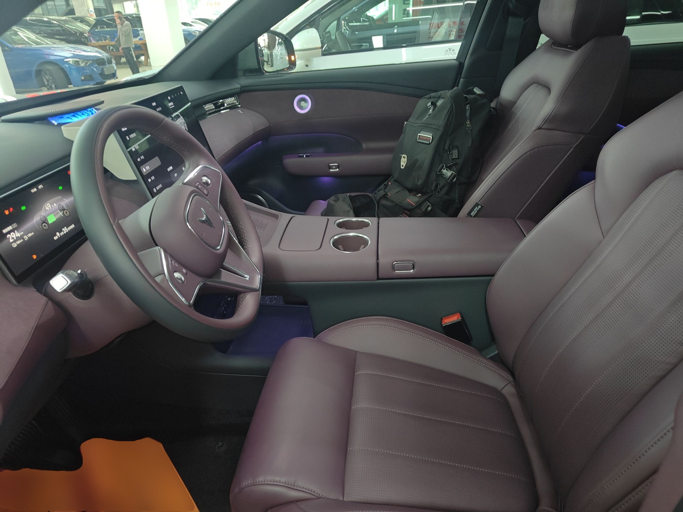 المقاعد الأمامية داخل السيارة