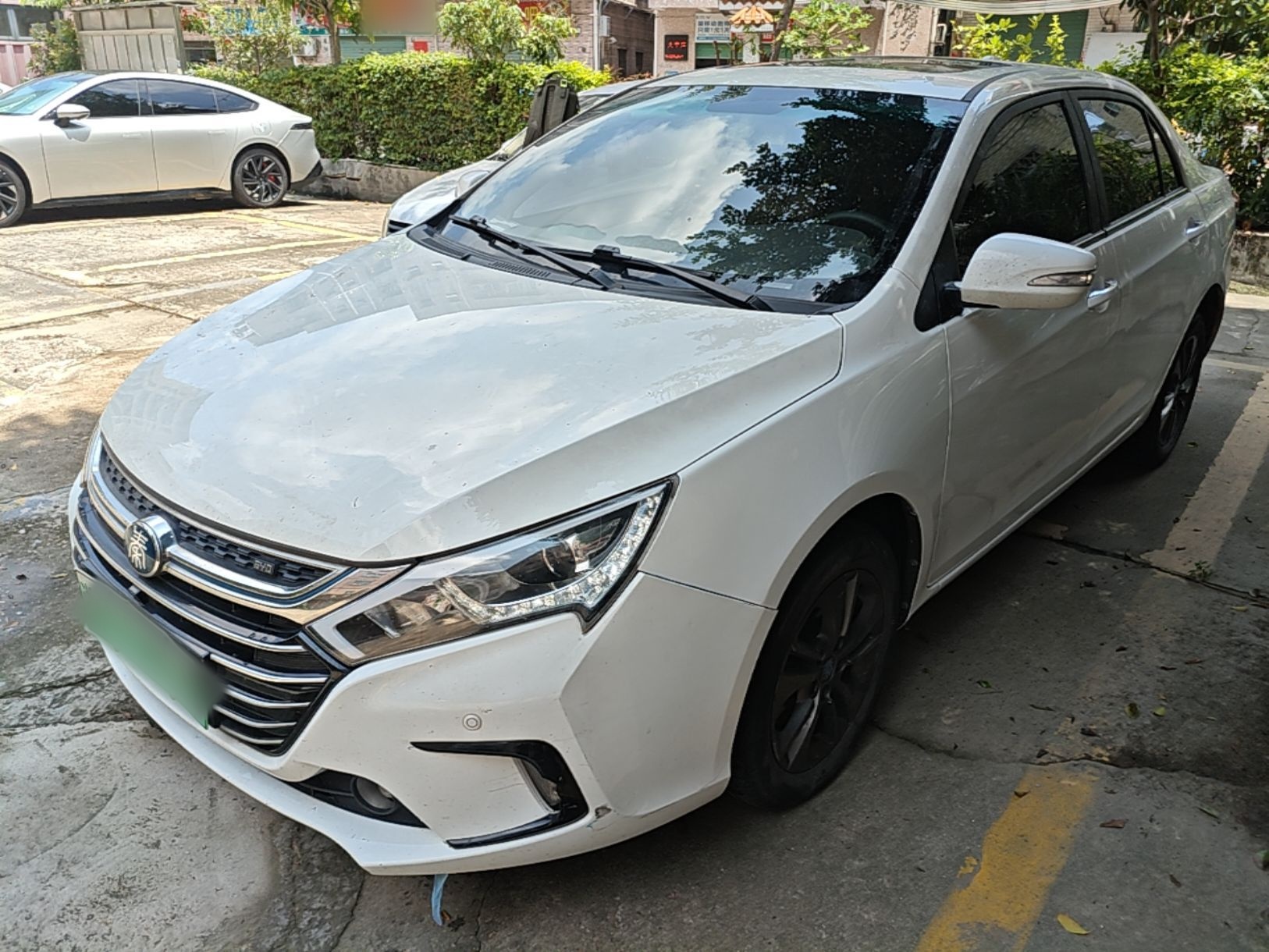 Под передней частью автомобиля