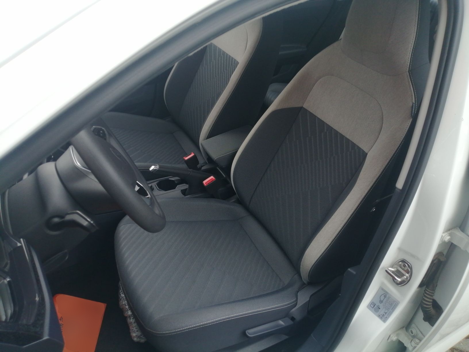 Переднее сиденье в автомобиле