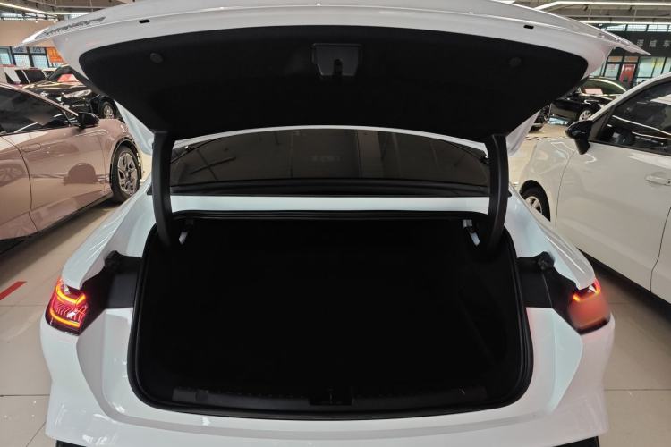 Used Geely Galaxy E8 2024 550 km Range Rear-Wheel-Drive PRO
