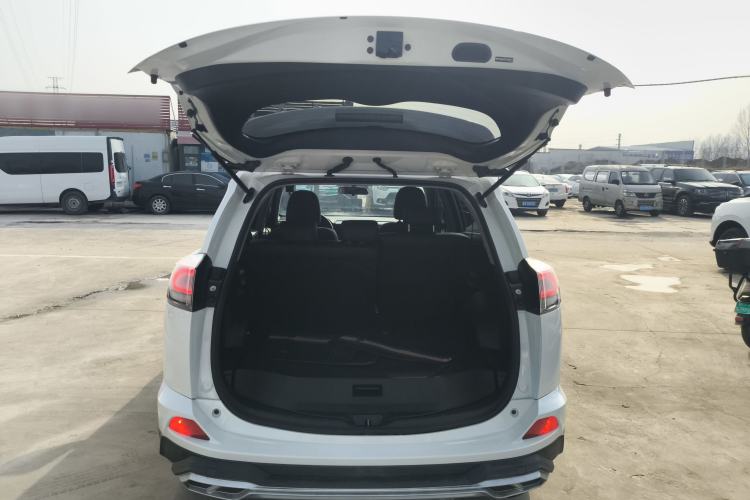 Used Toyota RAV4 2016 2.0L CVT Two-Wheel Drive Fashion Edition China V Standard
