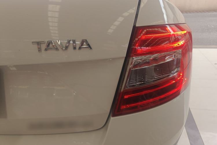 Used Skoda Octavia 2017 1.6L Automatic Front-Wheel Drive Model Right Rear Taillight