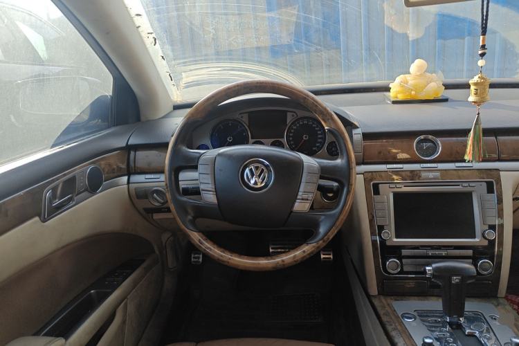 Used Volkswagen Phaeton 2011 3.6L V6 5-Seater Extended-Length Individual Edition Steering Wheel