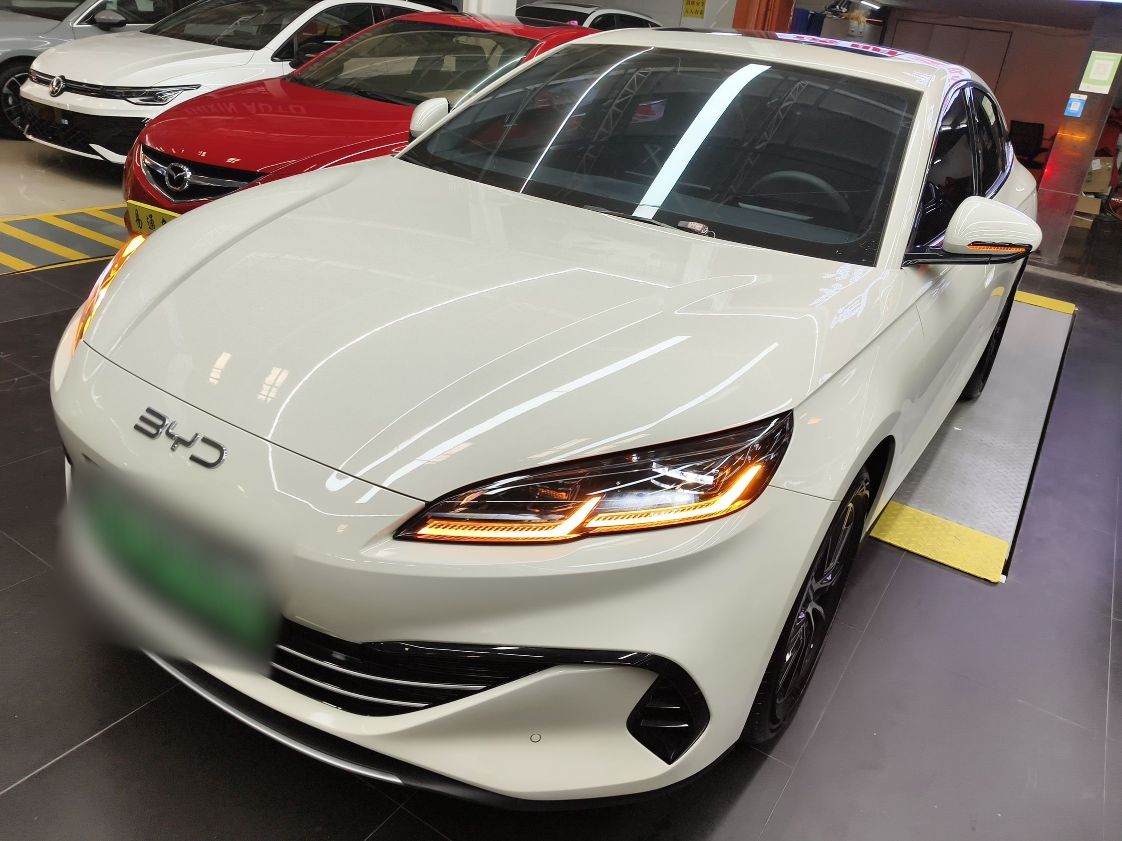 تحت مقدمة السيارة