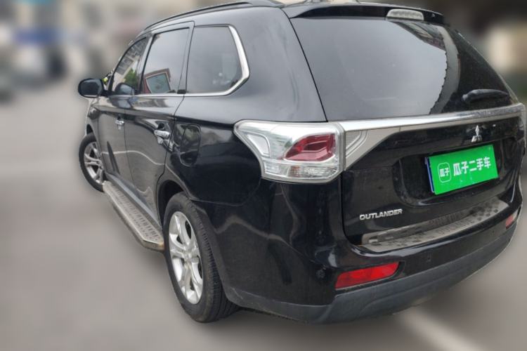 Used Mitsubishi Outlander 2013 2.4L 4x4 Luxury Navigation Edition 5 Seats Rear Left 45 Deg