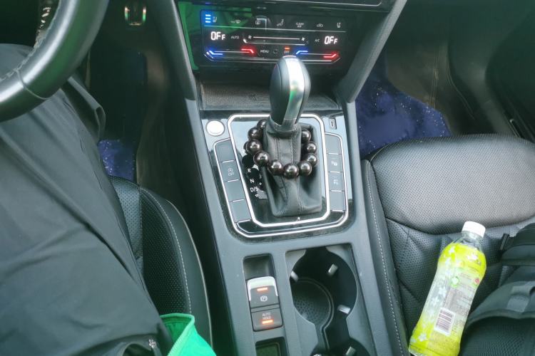 Used Volkswagen FAW-Volkswagen CC 2021 Estate Vehicle 380TSI Vizzion Edition Gear Lever