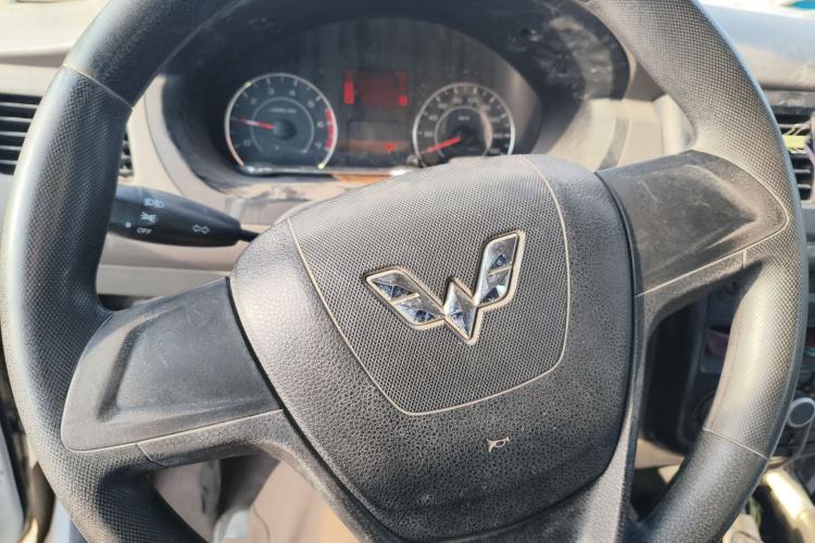 Used Wuling Rongguang V 2015 1.5L Base Version
