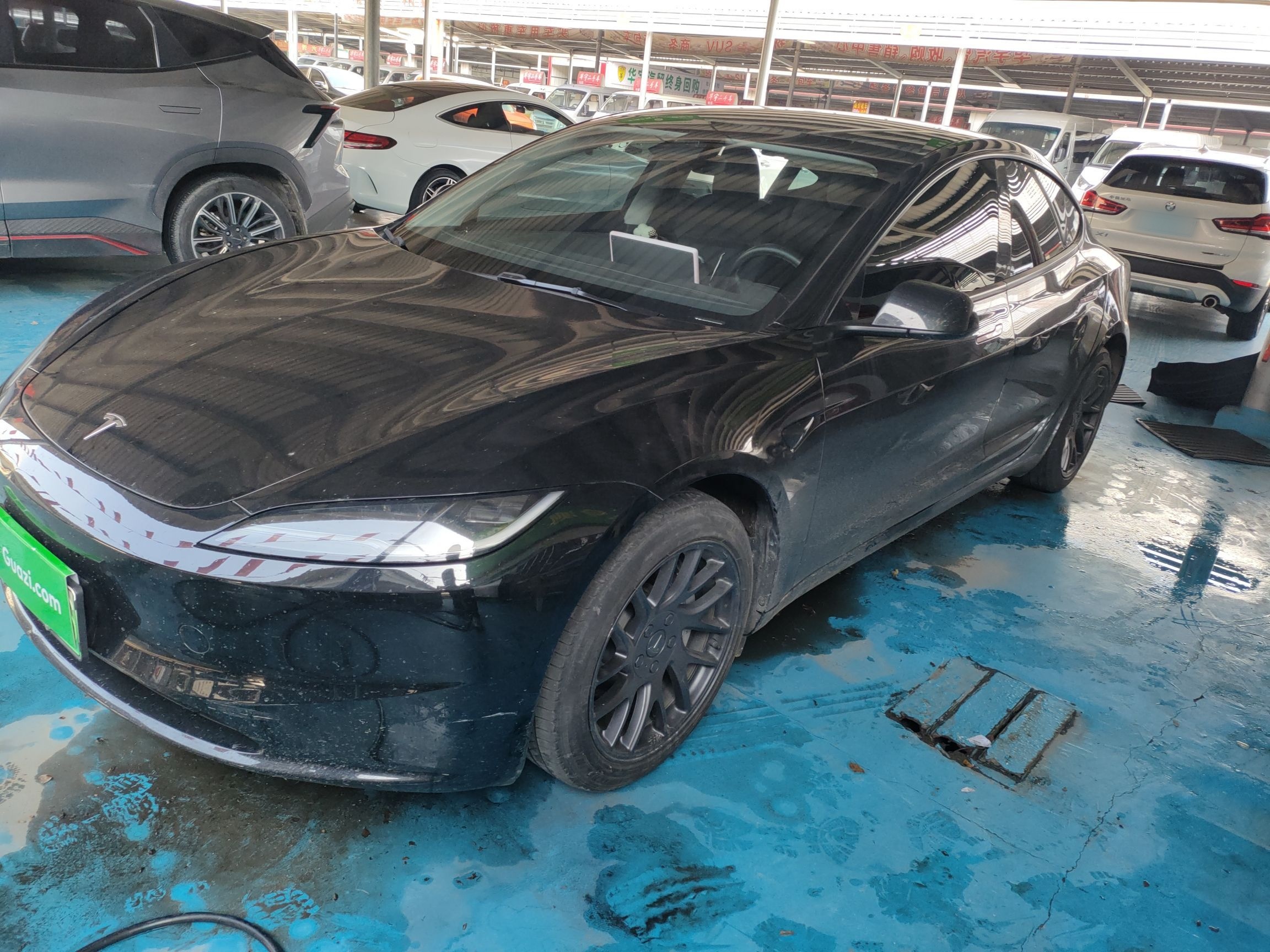 Под передней частью автомобиля