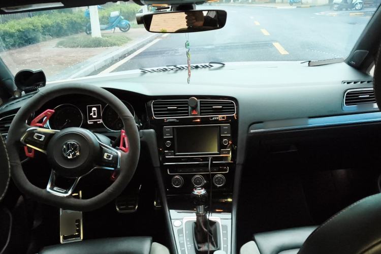 Used Volkswagen Golf 2018 280TSI Automatic R-Line Model Center Console