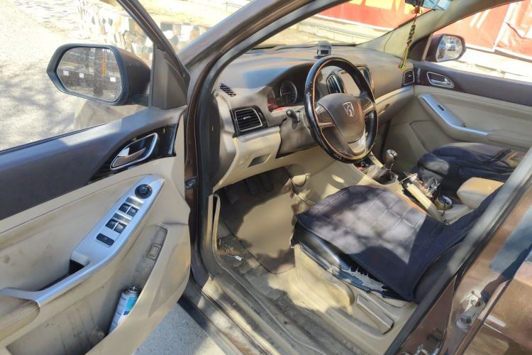 Used Baojun 730 2014 1.5L manual standard trim 7 seats Interior 3