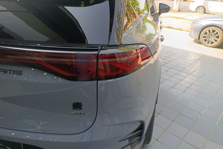 Used BYD Tang New Energy 2025 Intelligent Driving Version DM-i 115KM Flagship Edition Right Rear Taillight