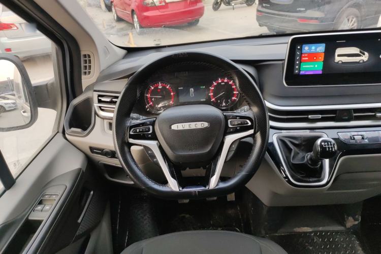 Used SAIC MAXUS Xintu V70 2023 2.0T Elite Edition Manual Transmission Short Wheelbase Low Roof 5/6 Seats (125 hp)