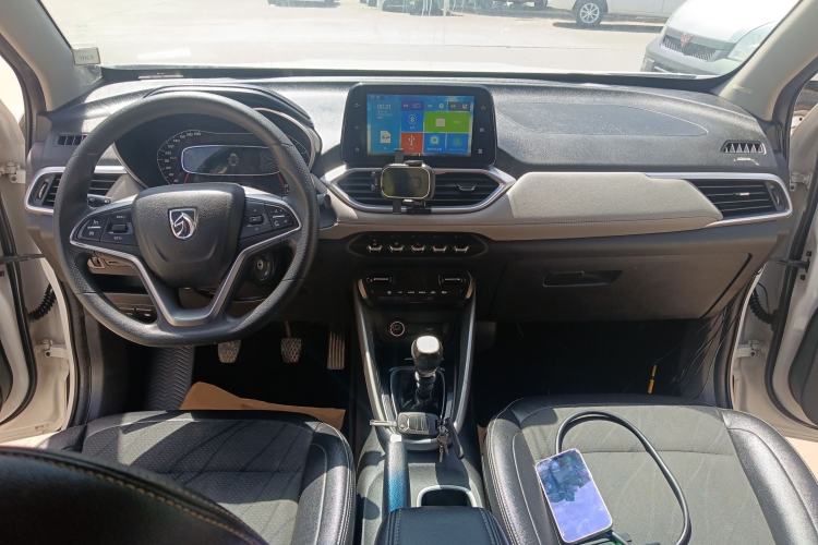 Used Baojun 510 2017 1.5L Manual Fashion Model Center Console