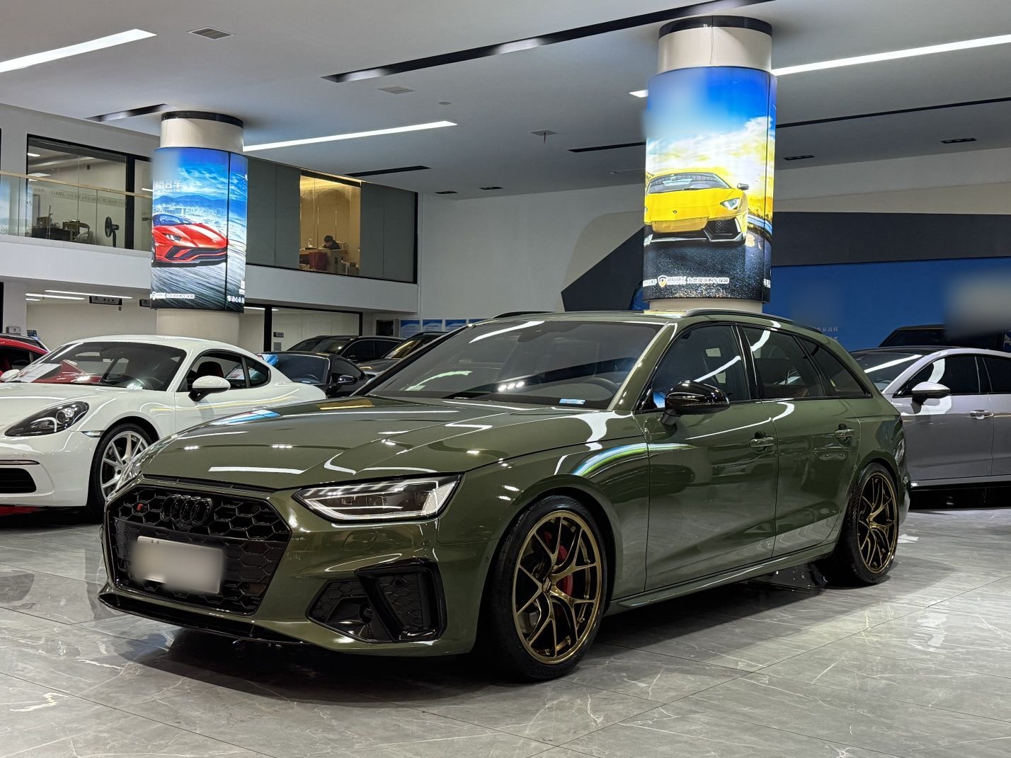 تحت مقدمة السيارة