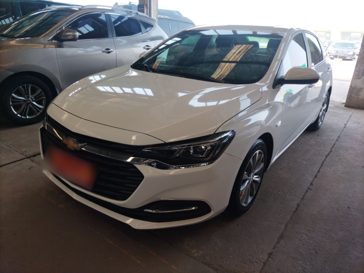 Под передней частью автомобиля