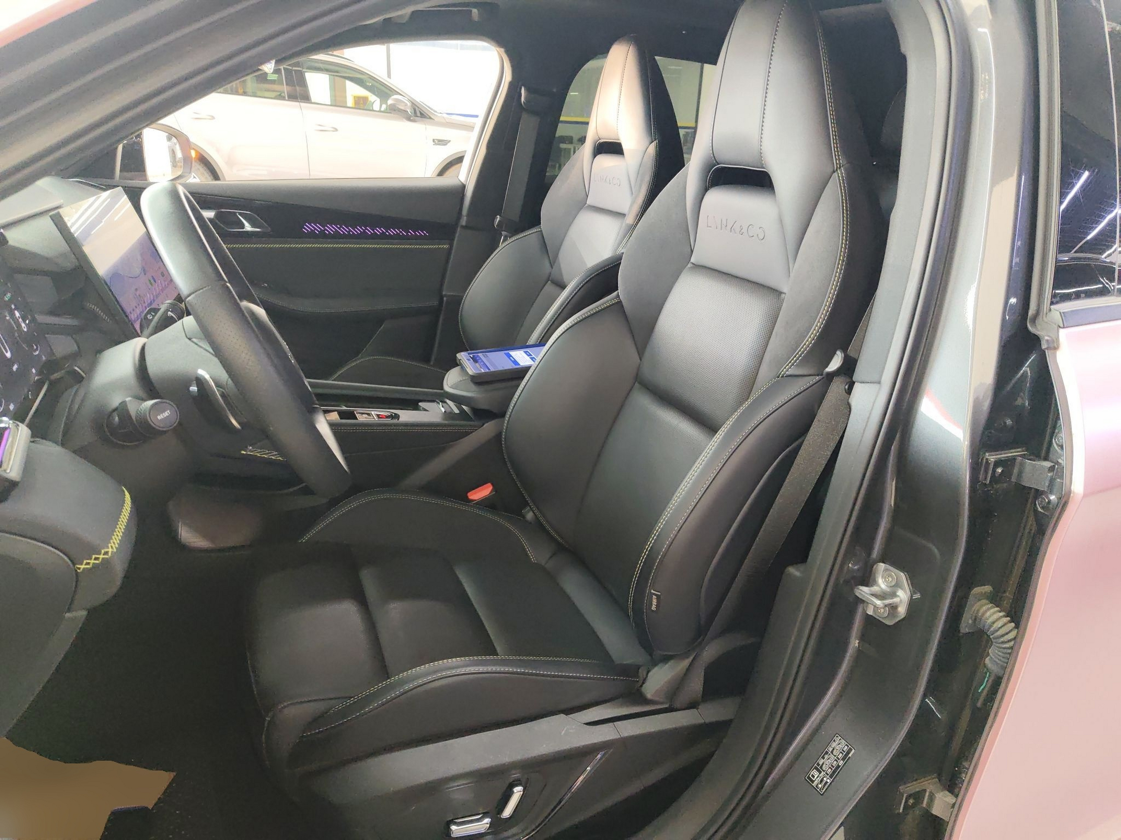 المقاعد الأمامية داخل السيارة