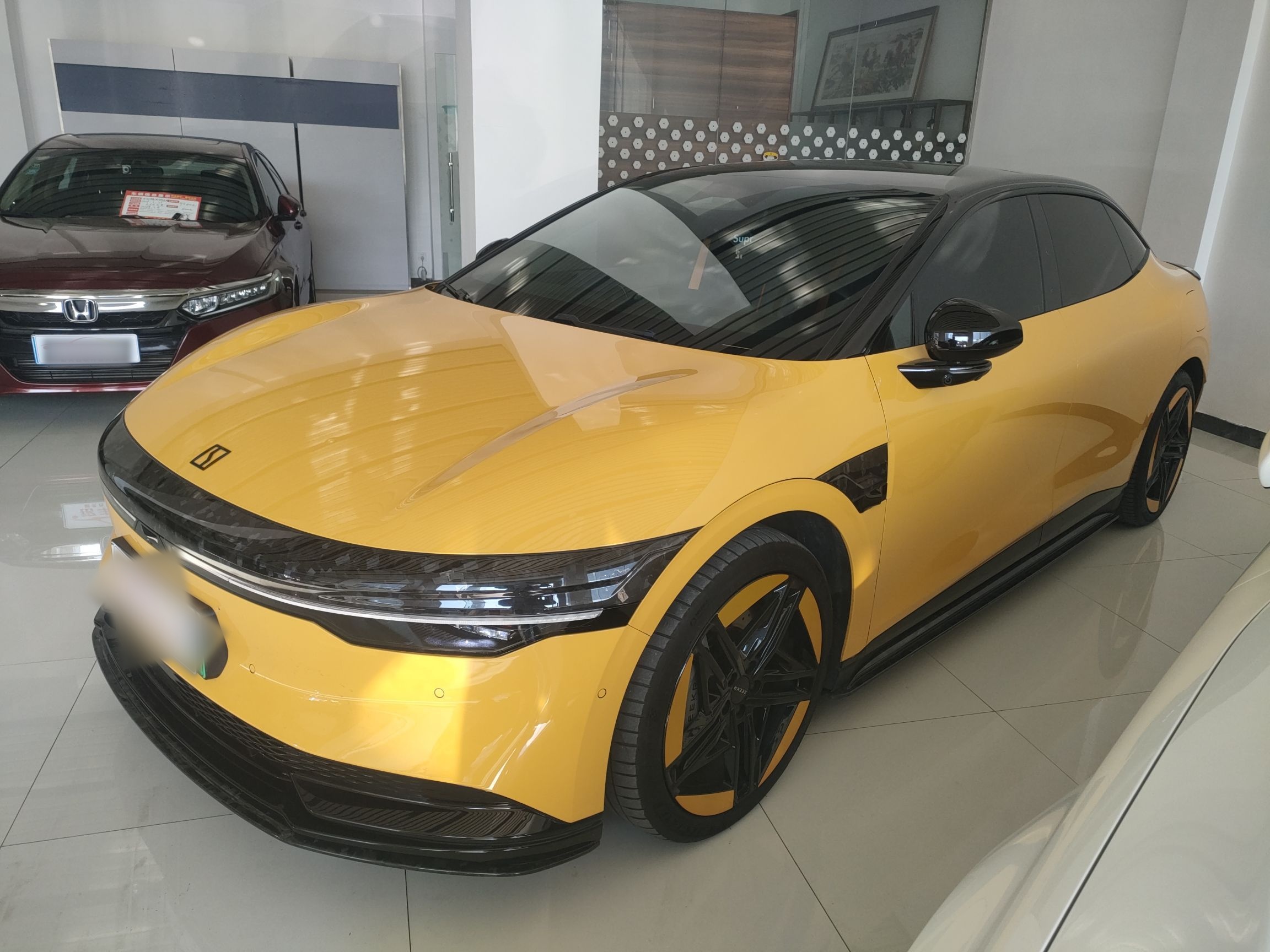 تحت مقدمة السيارة