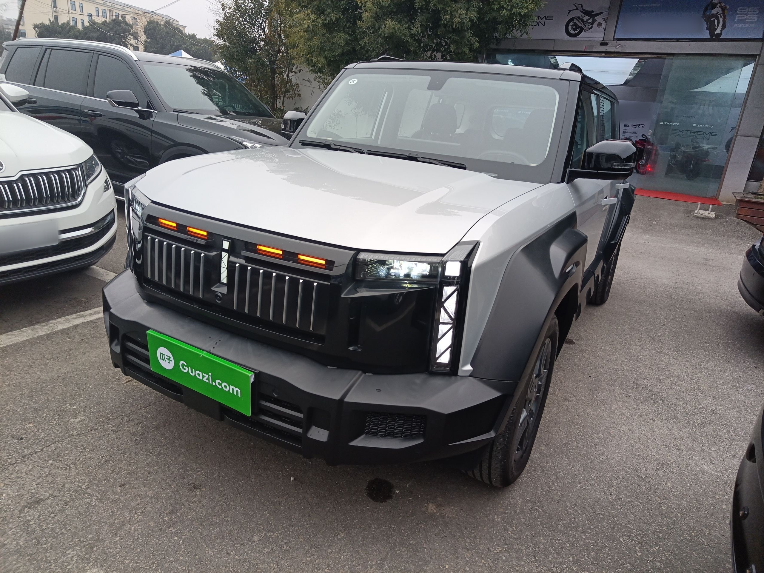 تحت مقدمة السيارة