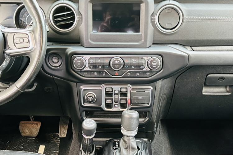 Used Jeep Wrangler 2019 2.0T Sahara Four-Door Version China VI Emission Standard