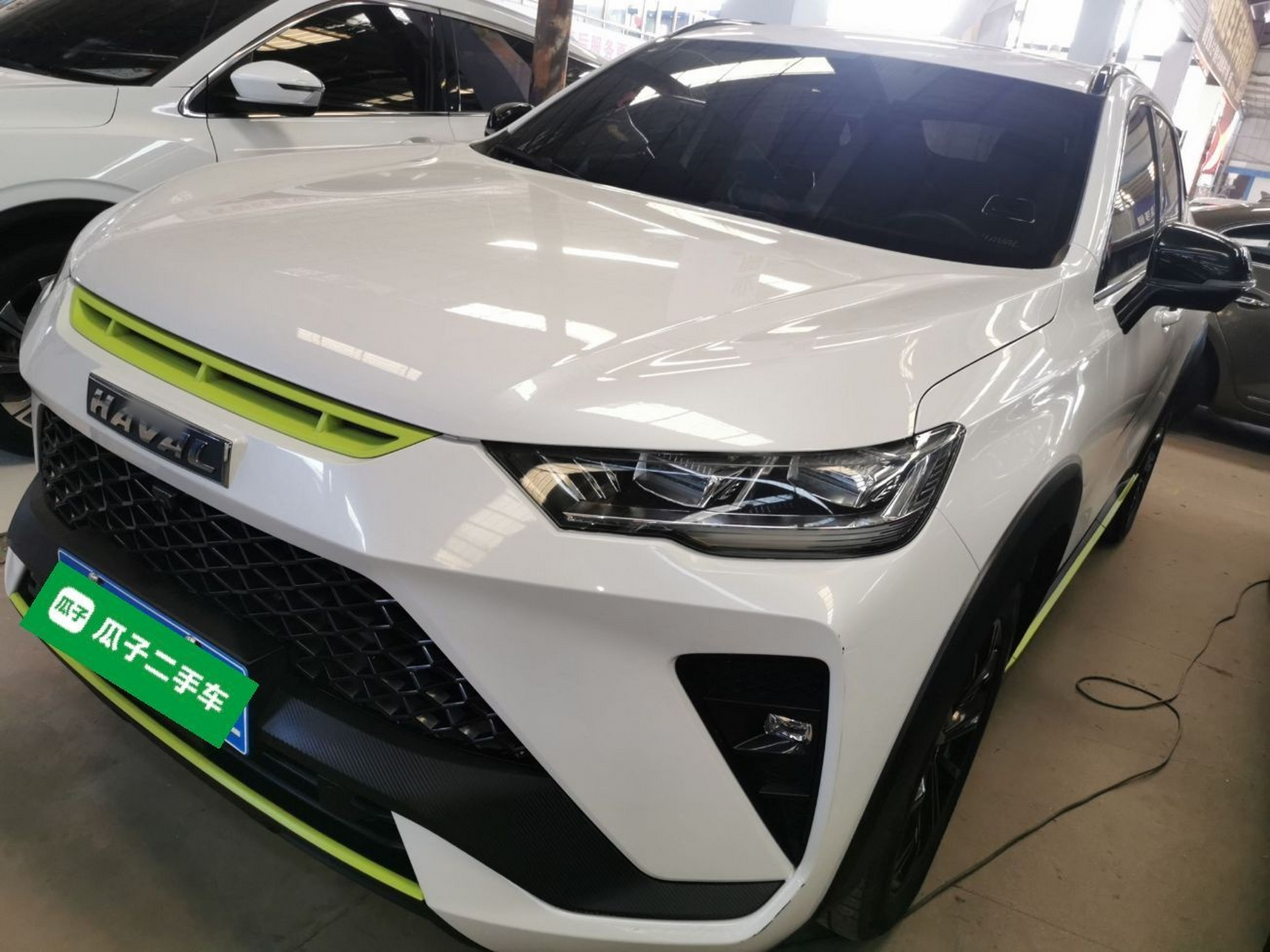 تحت مقدمة السيارة