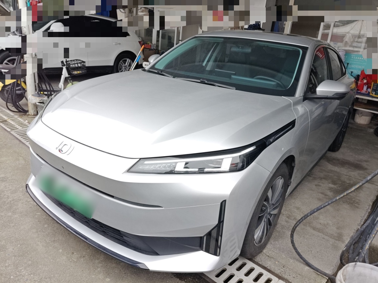 تحت مقدمة السيارة