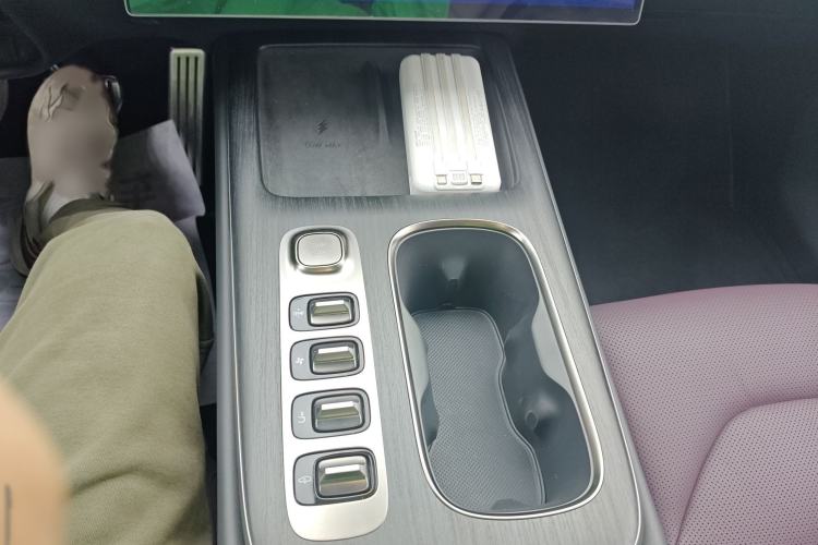 Used Xiaomi Auto SU7 2024 Four-Wheel Drive Ultra-Long Range Advanced Intelligent Driving Max Edition
