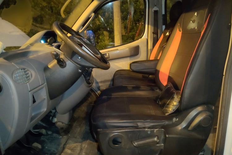 Used SAIC MAXUS Xintu V80 2018 2.5T 6-Speed Manual Aoyuntong Facelifted Short Wheelbase Mid-Height 5-6-Seater Left Front Seat