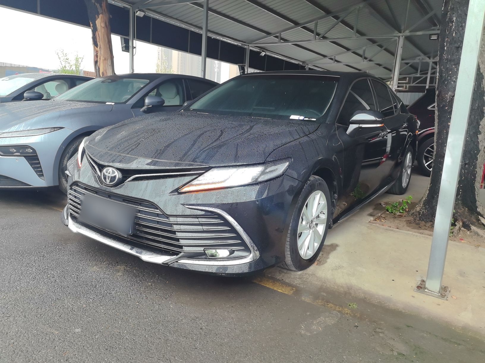 Под передней частью автомобиля