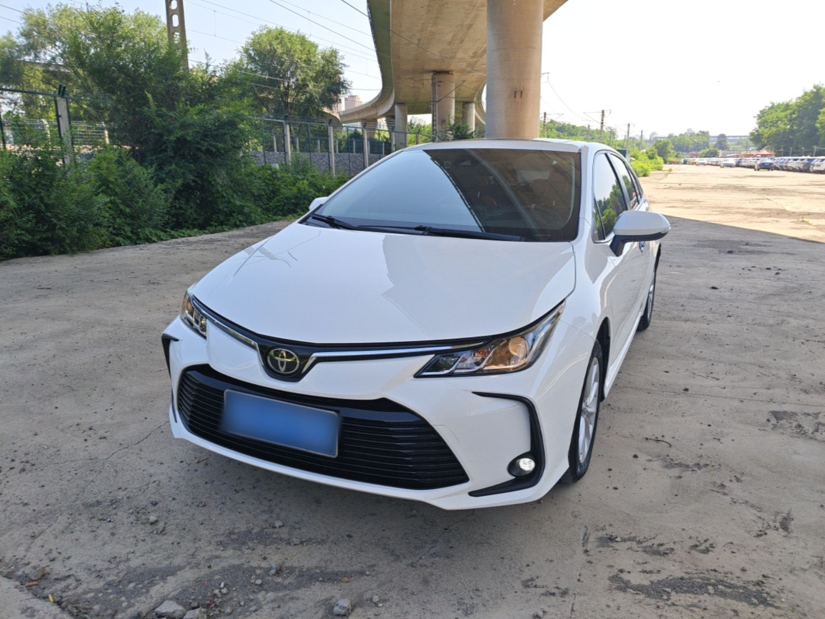 Под передней частью автомобиля