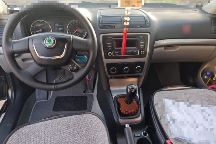 Used Skoda Octavia 2013 1.6L Manual Yijie Edition Center Console