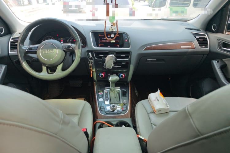 Used Audi Q5 2017 40 TFSI Comfort Model Center Console