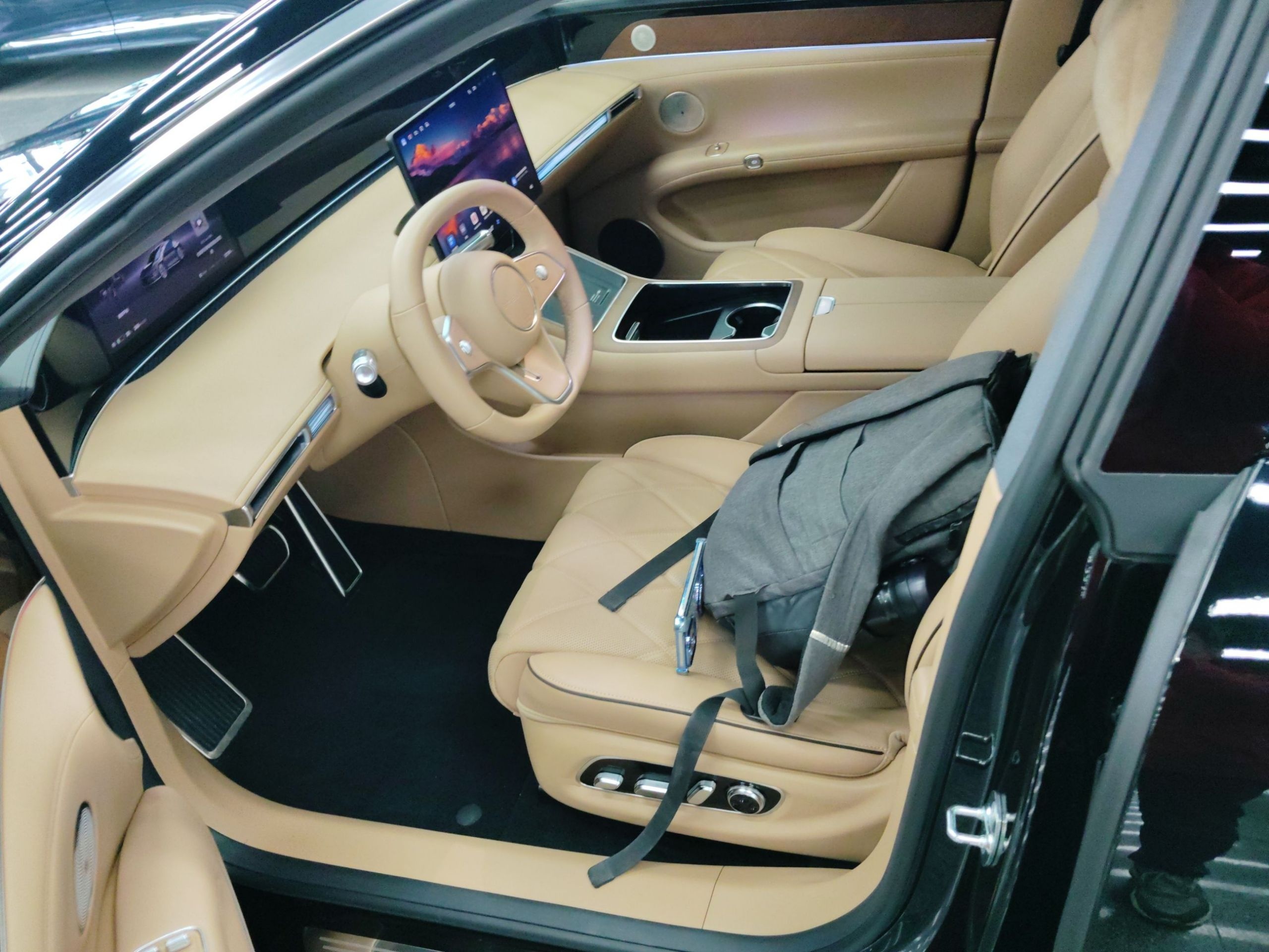 المقاعد الأمامية داخل السيارة