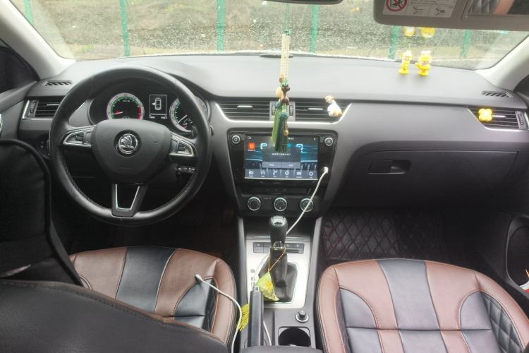 Used Skoda Octavia 2018 1.6L Automatic Luxury Edition Center Console