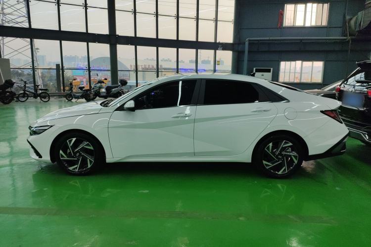 Used Hyundai Elantra 2023 1.5L CVT LUX Prestige Edition
