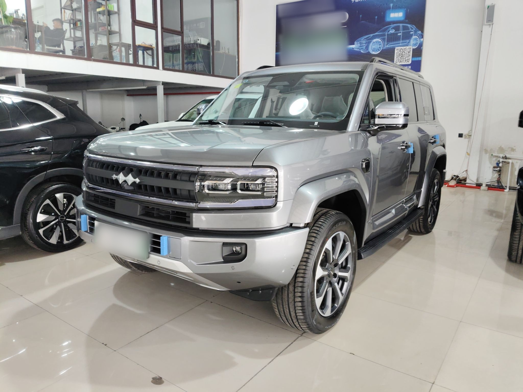 تحت مقدمة السيارة