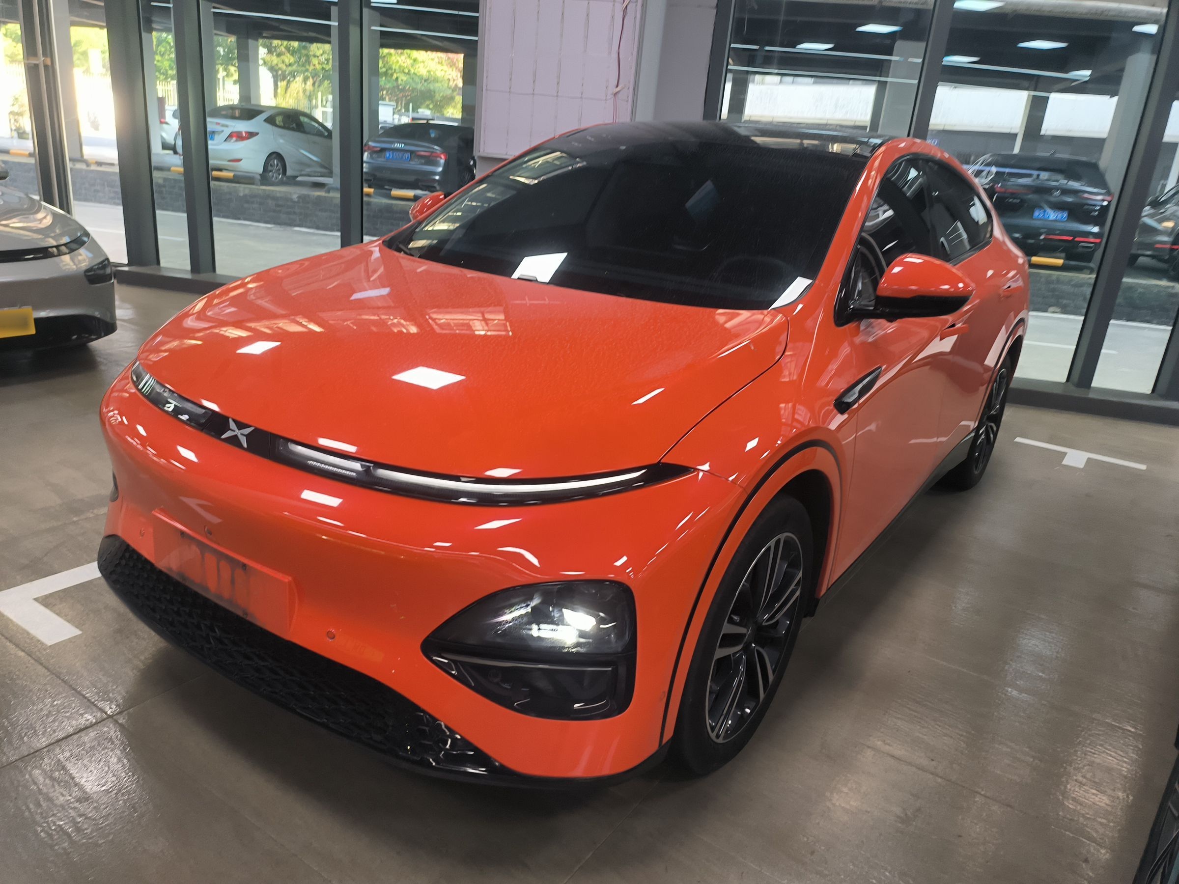 تحت مقدمة السيارة