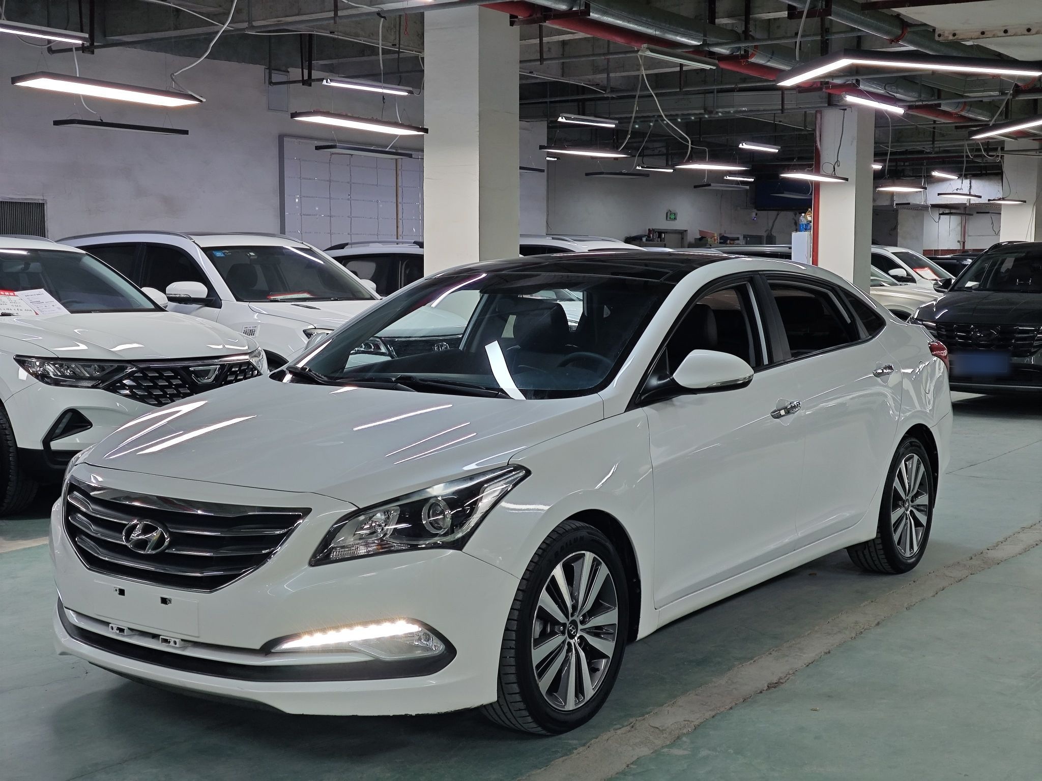 Под передней частью автомобиля