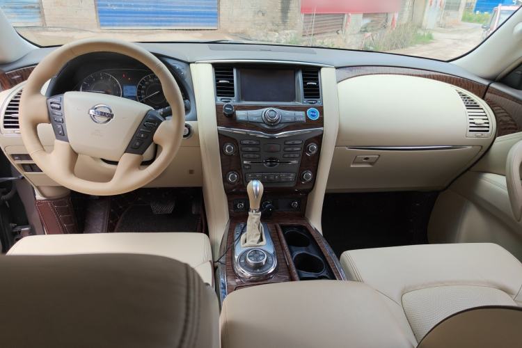 Used Nissan Patrol 2016 5.6L Standard Edition Center Console