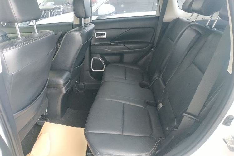 Used Mitsubishi Outlander 2018 2.0L Two-Wheel-Drive Jiale Edition 7-Seater
