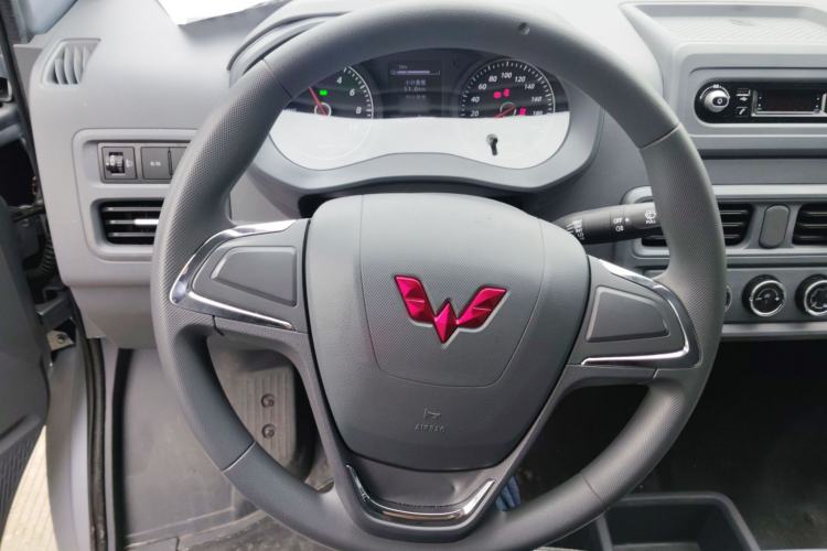 Used Wuling Yangguang 2024 300KM Comfort Version Passenger Van 75kW Steering Wheel