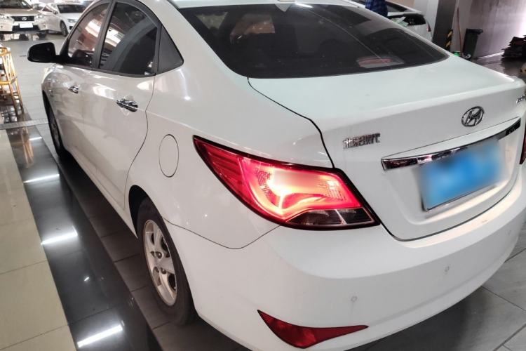 Used Hyundai Verna (older generation) 2014 1.4L Automatic Leading-Edge GLX Rear Left 45 Deg