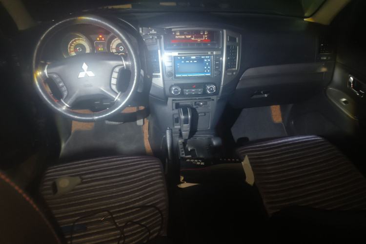 Used Mitsubishi Pajero 2016 3.0L Automatic Standard Version China V Standard Center Console