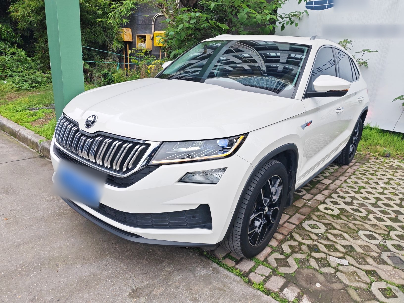 Под передней частью автомобиля