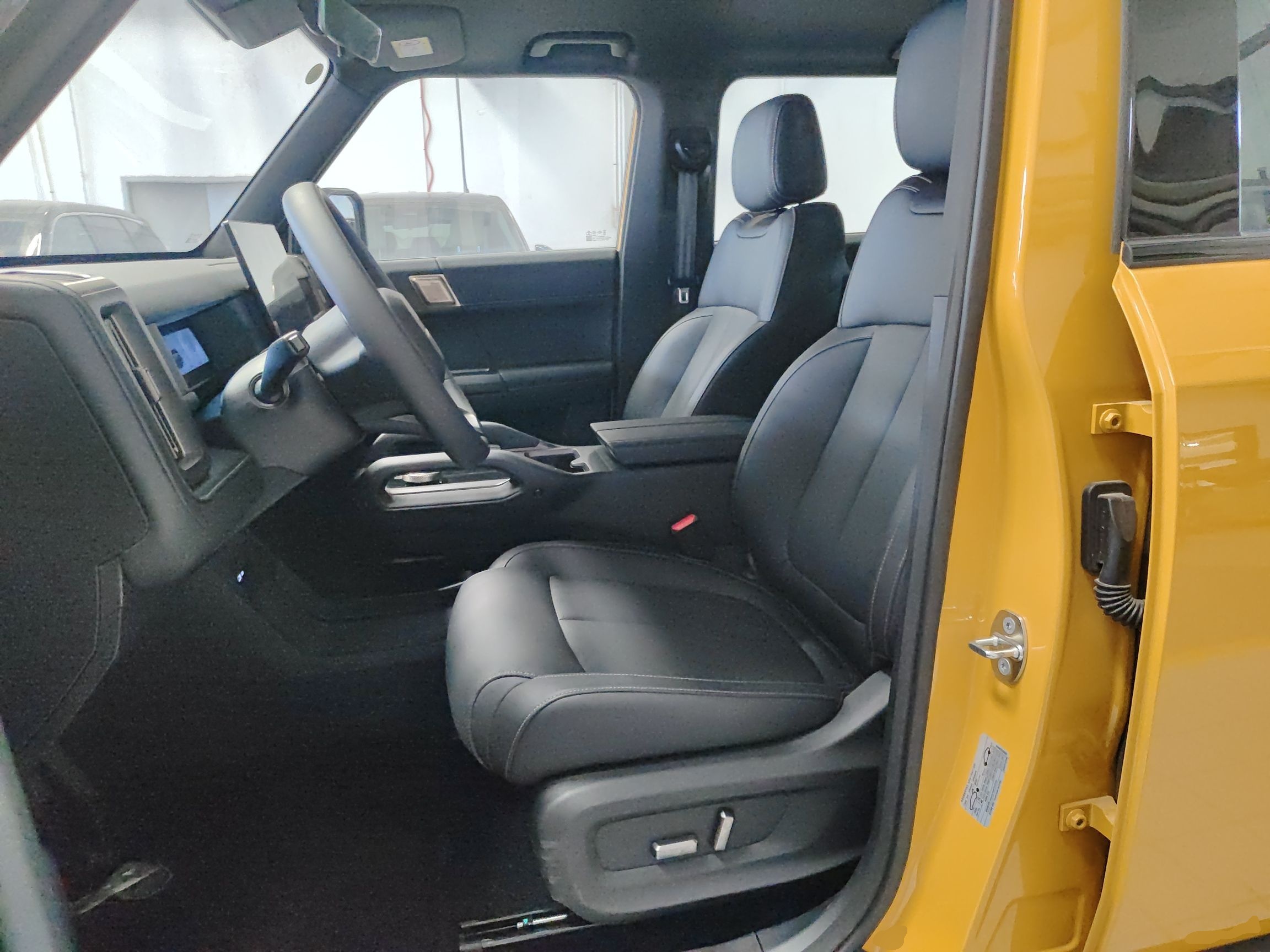 المقاعد الأمامية داخل السيارة