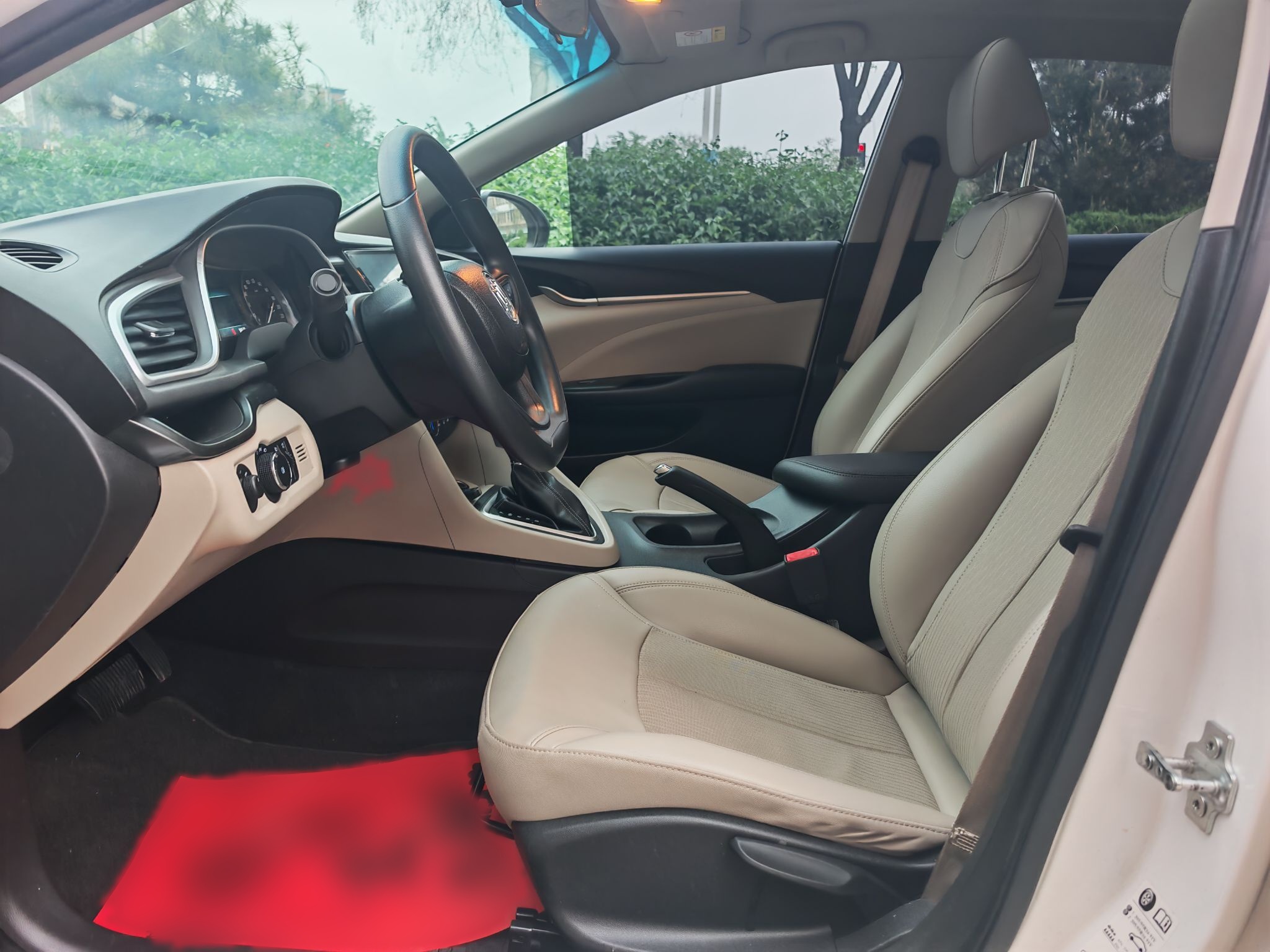 Переднее сиденье в автомобиле