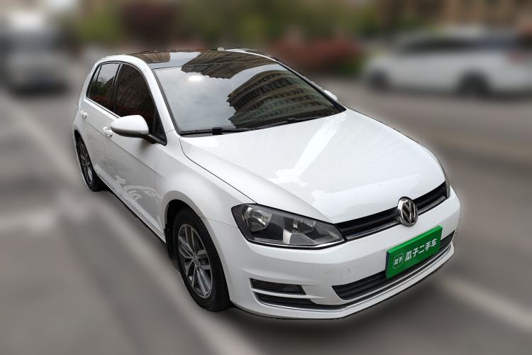 Used Volkswagen Golf 2015 1.4TSI Automatic Luxury Model Front Right 45 Deg