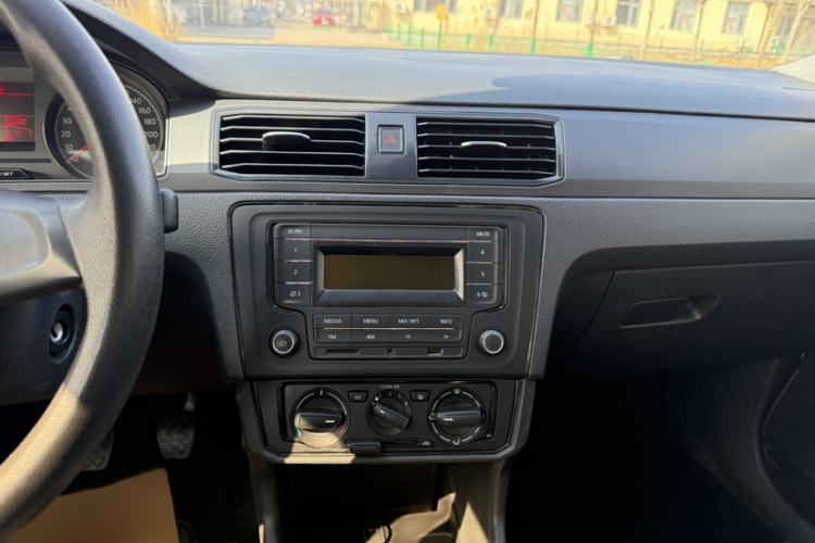 Used Volkswagen Santana 2016 1.4L Manual Fashion Edition Interior 6