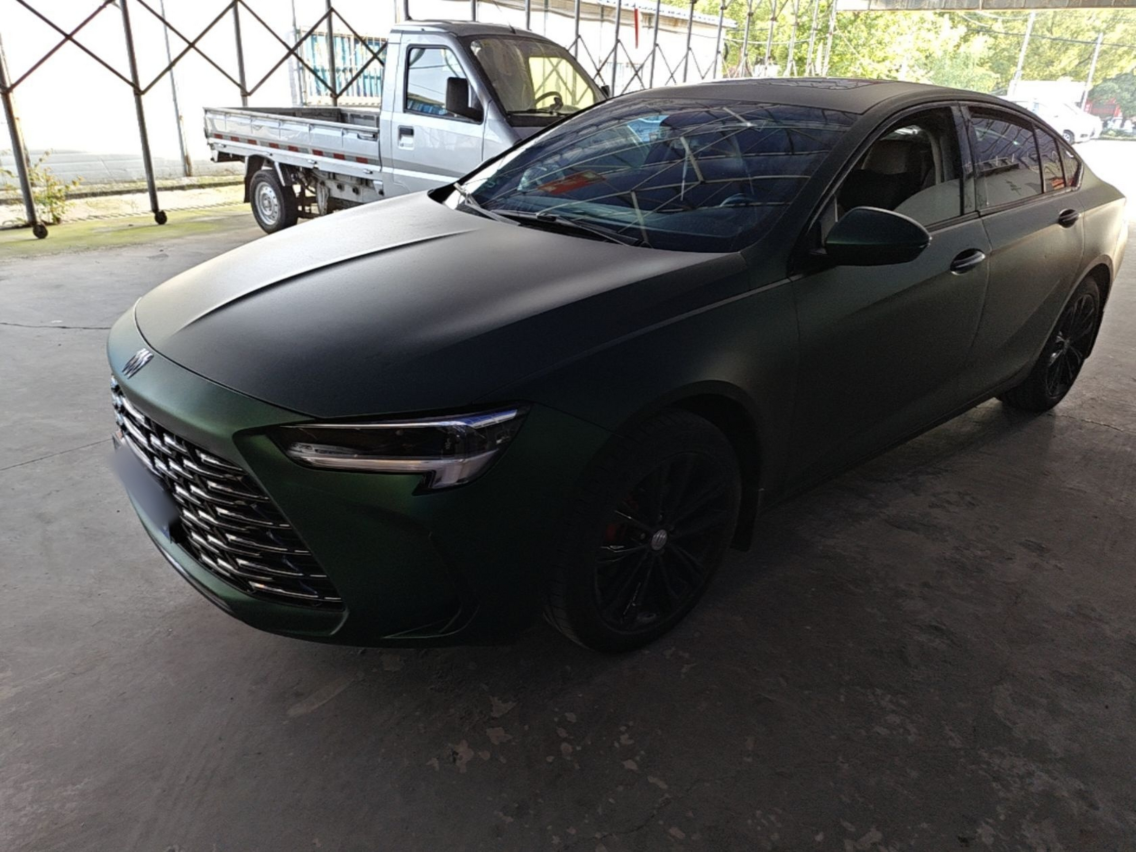 Под передней частью автомобиля