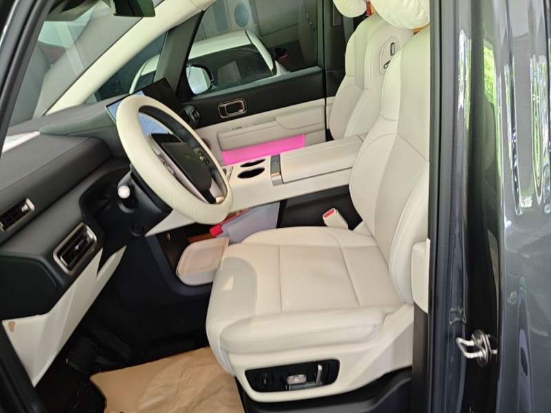 Used Li Auto MEGA 2025 Home Family Special Edition — 14